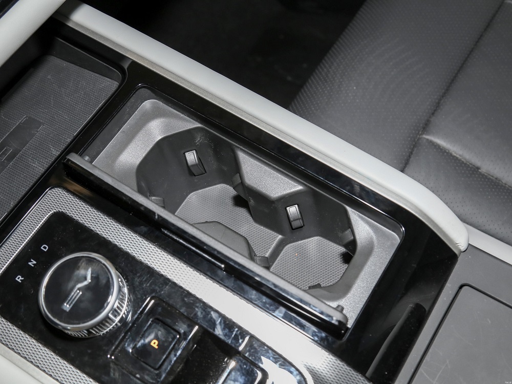 Cụm điều khiển trung tâm của Mitsubishi Airtrek EV 2022