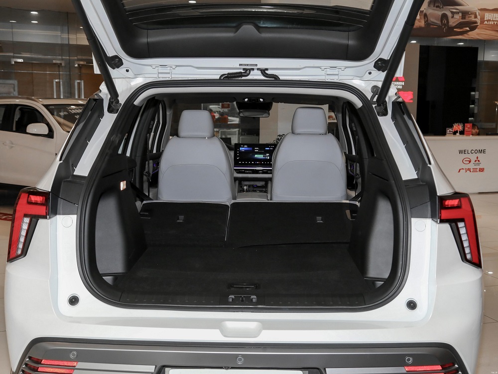 Khoang hành lý của Mitsubishi Airtrek EV 2022