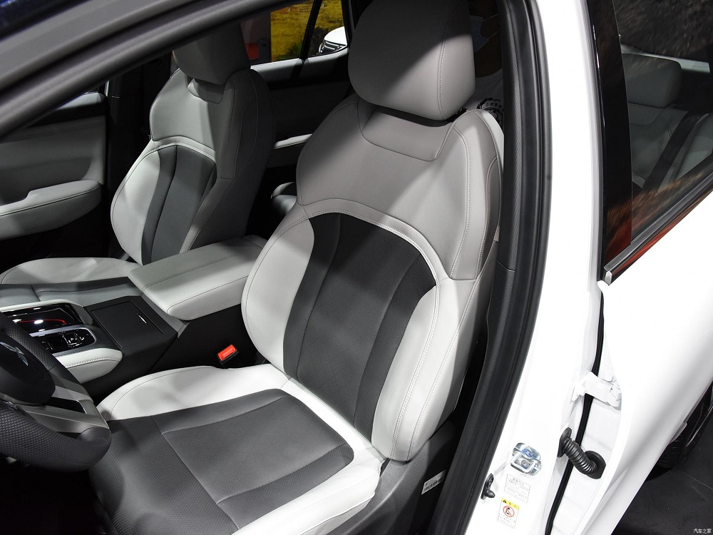 Ghế trước của Mitsubishi Airtrek EV 2022