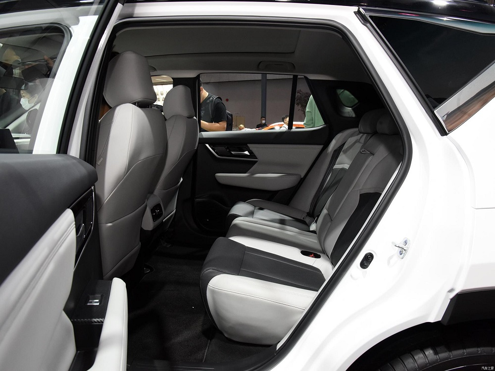Hàng ghế sau của Mitsubishi Airtrek EV 2022
