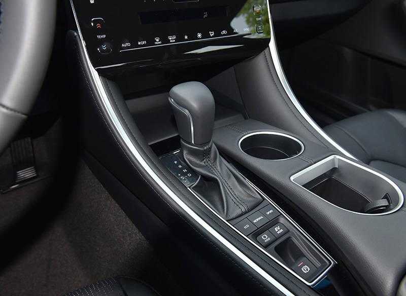 Toyota Avalon 2022 không có nhiều nút bấm cơ học như trước Toyota Avalon 2022 không có nhiều nút bấm cơ học như trước