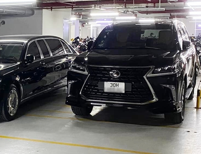 Chiếc xe SUV hạng sang Lexus LX570 nhiều khả năng là bản Super Sport đời 2021 gần đây bị bắt gặp đỗ dưới hầm tòa nhà FLC, cạnh chiếc xe chuyên cơ mặt đất là Mercdes-Maybach S600 Pullman