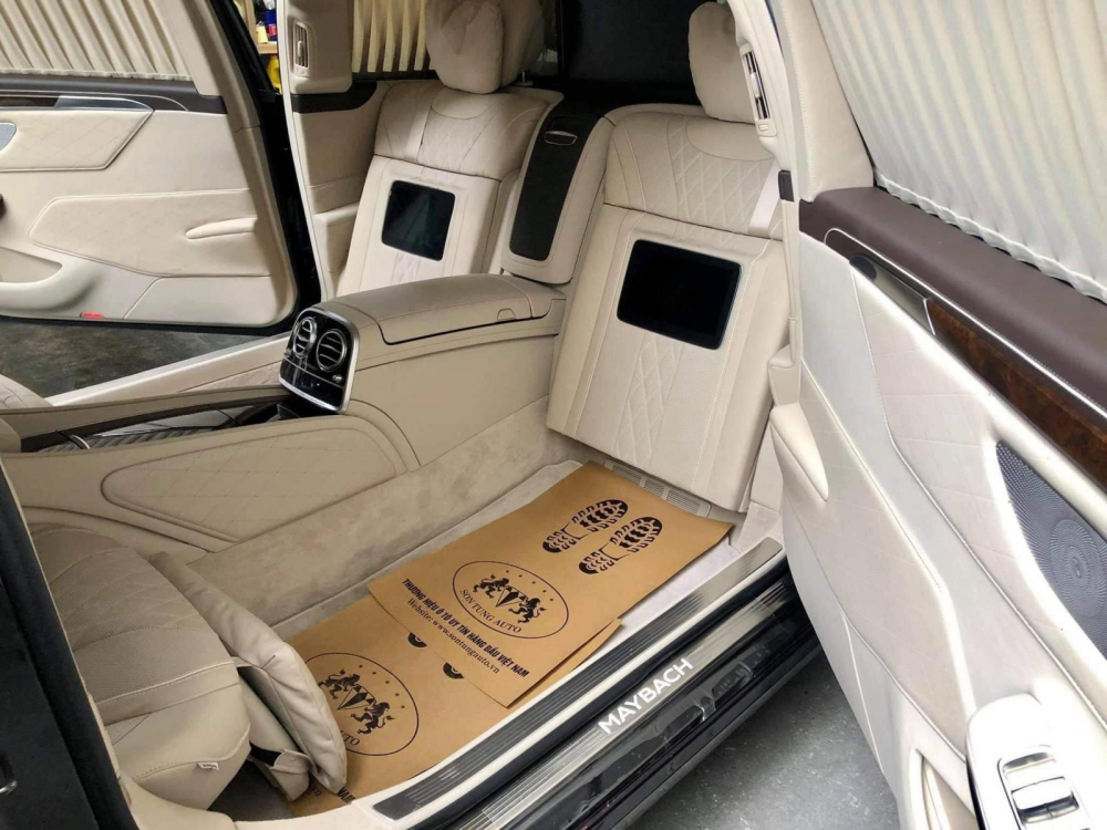 Còn đây là khoang hành khách của xe, mỗi ghế khi được gập lên sẽ hiện ra 1 màn hình cảm hứng Còn đây là khoang hành khách của xe, mỗi ghế khi được gập lên sẽ hiện ra 1 màn hình cảm hứng