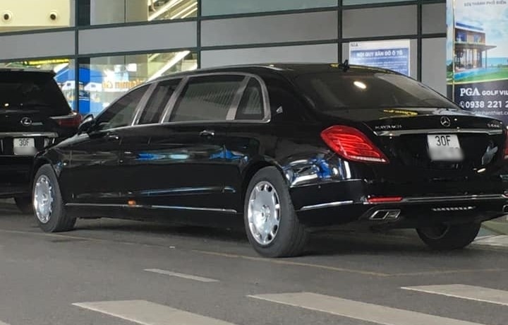 Mercdes-Maybach S600 Pullman trong 1 lần xuất hiện tại sân bay Nội Bài và đỗ trước là chiếc Lexus LX570