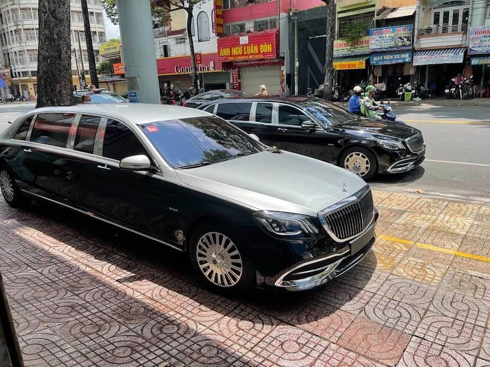 Và người ta đồn rằng 2 chiếc xe siêu sang Mercedes-Maybach S650 Pullman về nước sau này cùng chung 1 chủ nhân Và người ta đồn rằng 2 chiếc xe siêu sang Mercedes-Maybach S650 Pullman về nước sau này cùng chung 1 chủ nhân