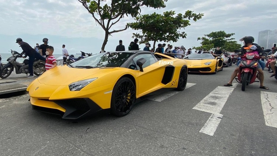 Hai chiếc siêu xe mui trần giới hạn tại Việt Nam, dẫn đầu là Lamborghini Aventador SV Roadster và phía sau là Lamborghini Aventador SVJ Roadster Hai chiếc siêu xe mui trần giới hạn tại Việt Nam, dẫn đầu là Lamborghini Aventador SV Roadster và phía sau là Lamborghini Aventador SVJ Roadster