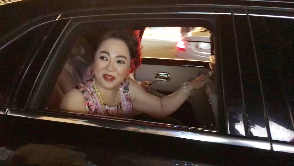 Điểm chung trong c&aacute;ch chơi xe si&ecirc;u sang của &ocirc;ng Trịnh Văn Quyết v&agrave; b&agrave; Nguyễn Phương Hằng l&agrave; sở hữu nhiều xe Rolls-Royce