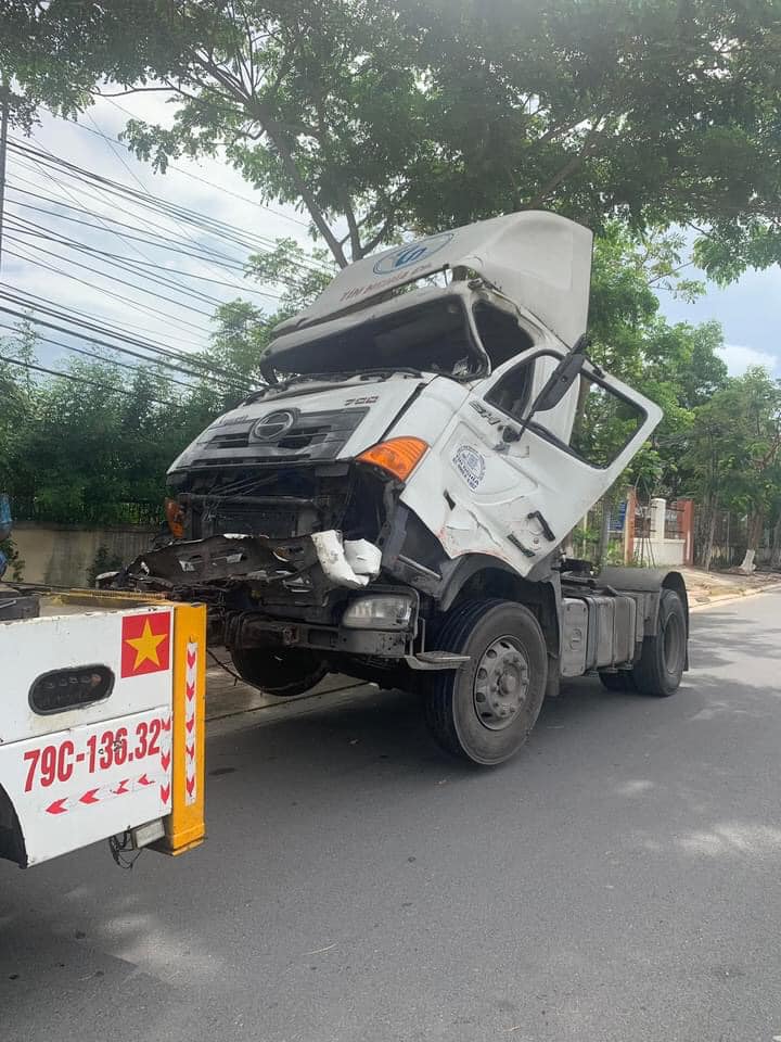 Xe đầu k&eacute;o đ&acirc;m v&agrave;o đu&ocirc;i xe lồng