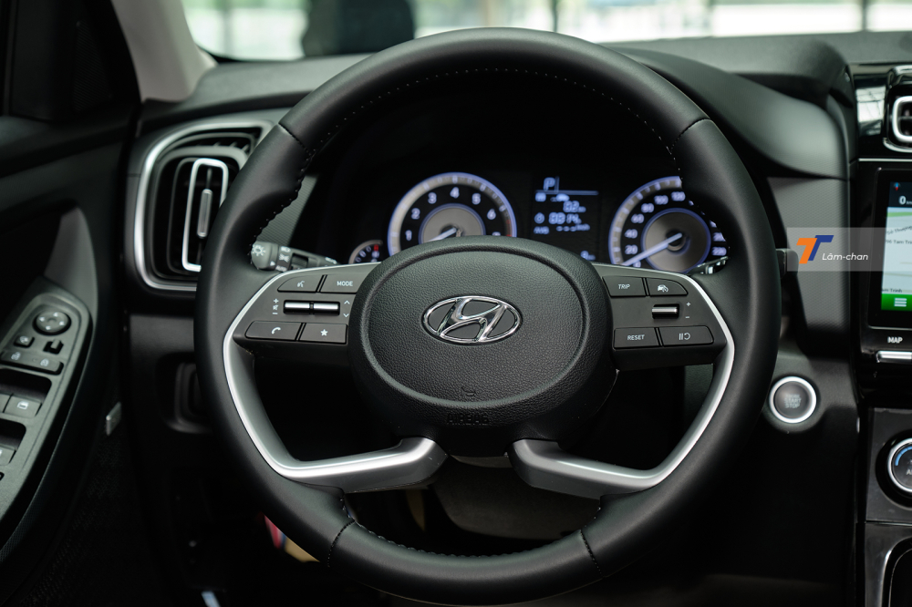 V&ocirc; lăng của Hyundai Creta 2022 được bọc da với thiết kế kh&aacute; lạ mắt, kh&ocirc;ng khỏi g&acirc;y li&ecirc;n tưởng đến c&aacute;c d&ograve;ng xe Audi.