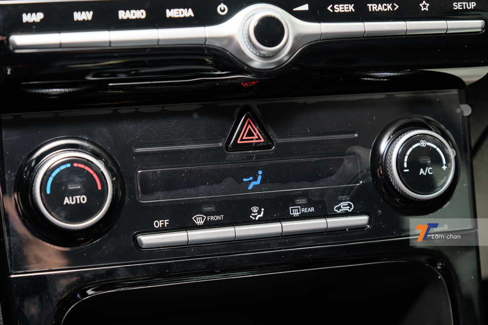 Tương tự như bản Cao cấp, bản Đặc biệt của Hyundai Creta 2022 cũng sở hữu hệ thống điều h&ograve;a tự động.