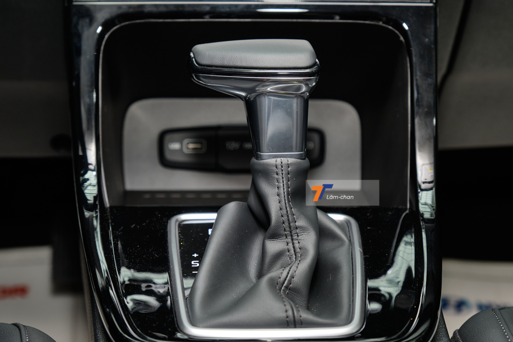 Cần số cũng l&agrave; một trong những điểm nổi bật của Hyundai Creta 2022 nhờ thiết kế g&acirc;y li&ecirc;n tưởng đến cần gạt đẩy của m&aacute;y bay.