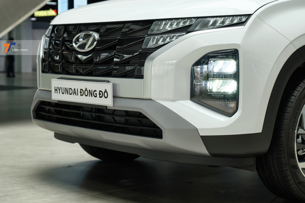Hyundai Creta 2022 được mệnh danh l&agrave; &ldquo;tiểu Tucson&rdquo; nhờ những đường n&eacute;t thiết kế lấy cảm hứng từ người anh C-SUV, đặc biệt l&agrave; mặt ca-lăng.