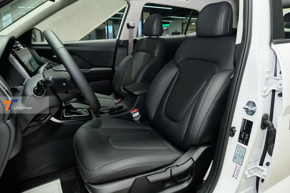 Nhờ chiều d&agrave;i cơ sở đạt 2.610 mm, c&aacute;c h&agrave;ng ghế của Hyundai Creta 2022 c&oacute; kh&ocirc;ng gian ngồi kh&aacute; rộng r&atilde;i. Trong đ&oacute;, h&agrave;ng ghế đầu tr&ecirc;n bản Đặc biệt tuy cũng được bọc da nhưng chỉ c&oacute; thể chỉnh cơ.
