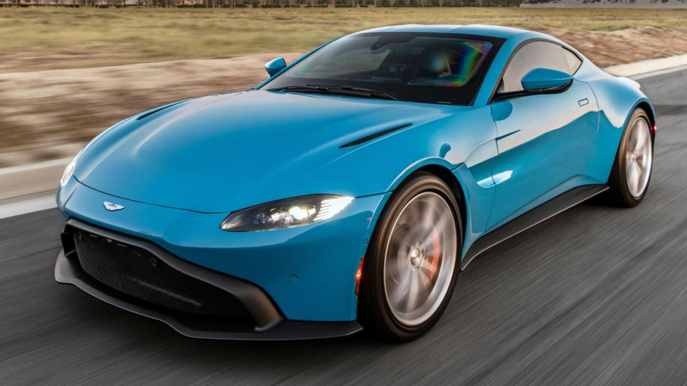Nhìn bên ngoài, Aston Martin Vantage trông không khác gì một chiếc xe tiêu chuẩn