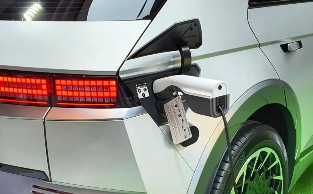 Hyundai Ioniq 5 c&oacute; cả hệ thống sạc nhanh v&agrave; chậm