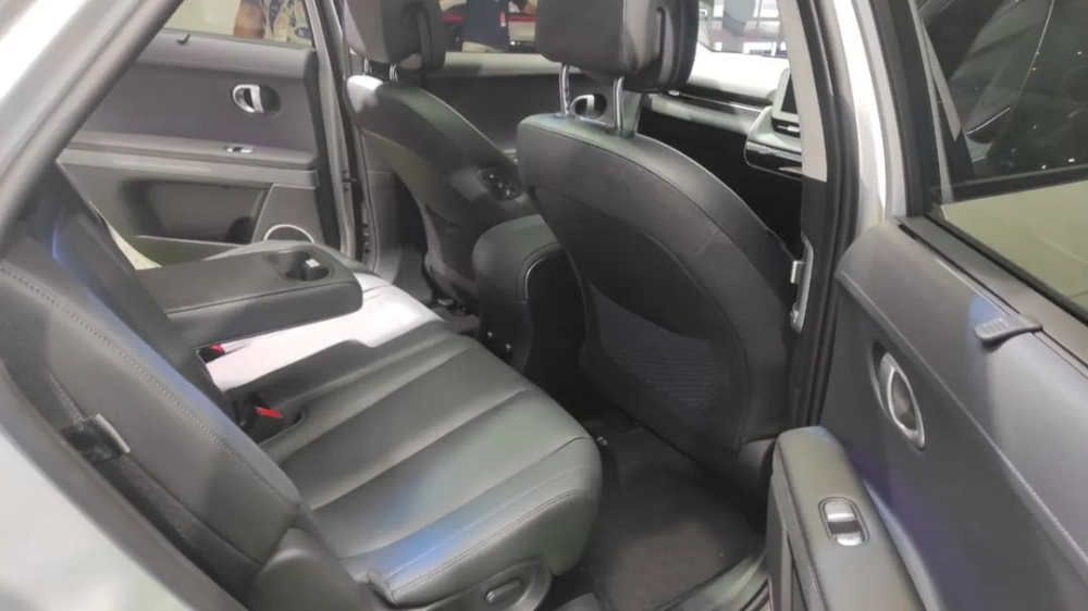 Ghế sau của Hyundai Ioniq 5 kh&aacute; rộng r&atilde;i