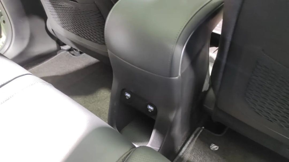 2 cổng USB d&agrave;nh cho h&agrave;ng ghế sau của Hyundai Ioniq 5