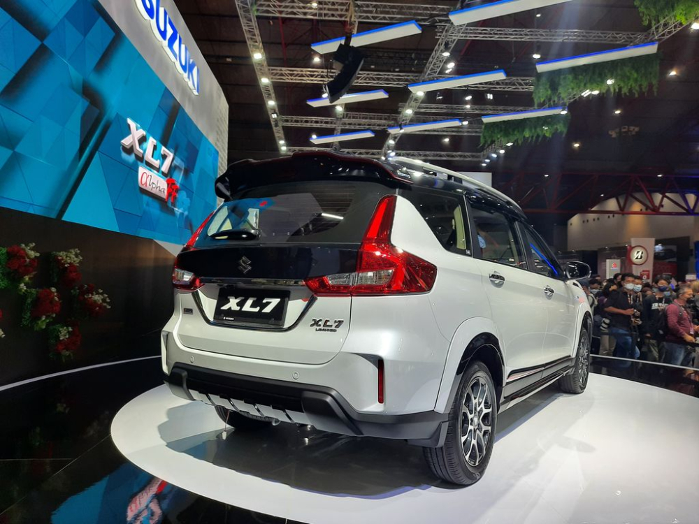 Đằng sau Suzuki XL7 Alpha FF 2022 c&oacute; bộ khuếch t&aacute;n gi&oacute; giả m&agrave;u đen b&oacute;ng mới