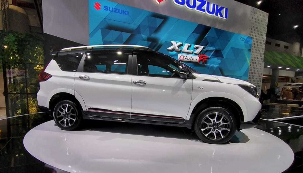 Chắn b&ugrave;n trước/sau của Suzuki XL7 Alpha FF 2022 được sơn m&agrave;u đen b&oacute;ng v&agrave; trắng