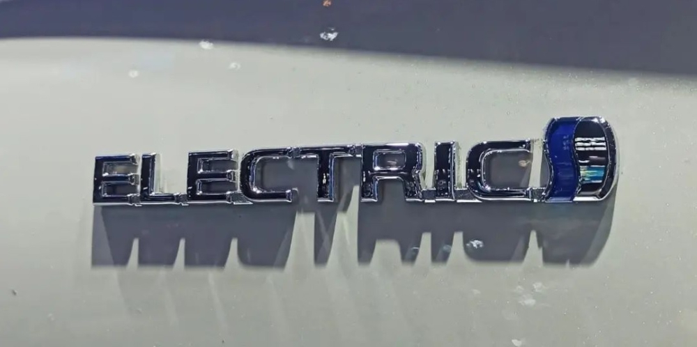Logo Electric tr&ecirc;n cửa cốp của Toyota Innova EV