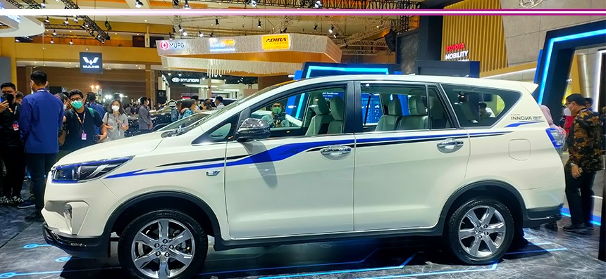 Toyota Innova EV c&oacute; tem mới b&ecirc;n sườn