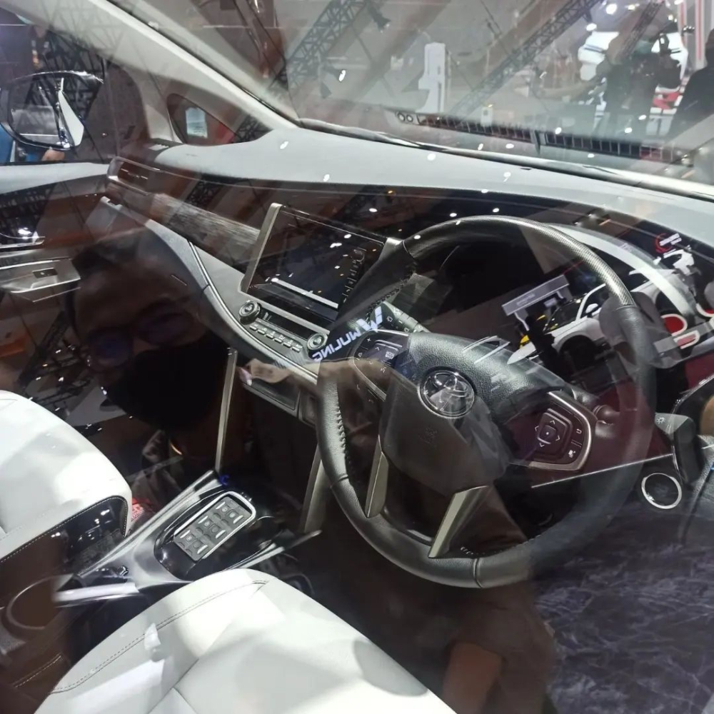 Nội thất b&ecirc;n trong Toyota Innova EV