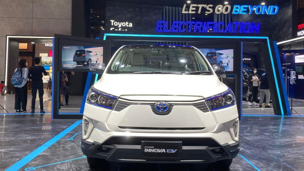 Cận cảnh thiết kế đầu xe của Toyota Innova EV