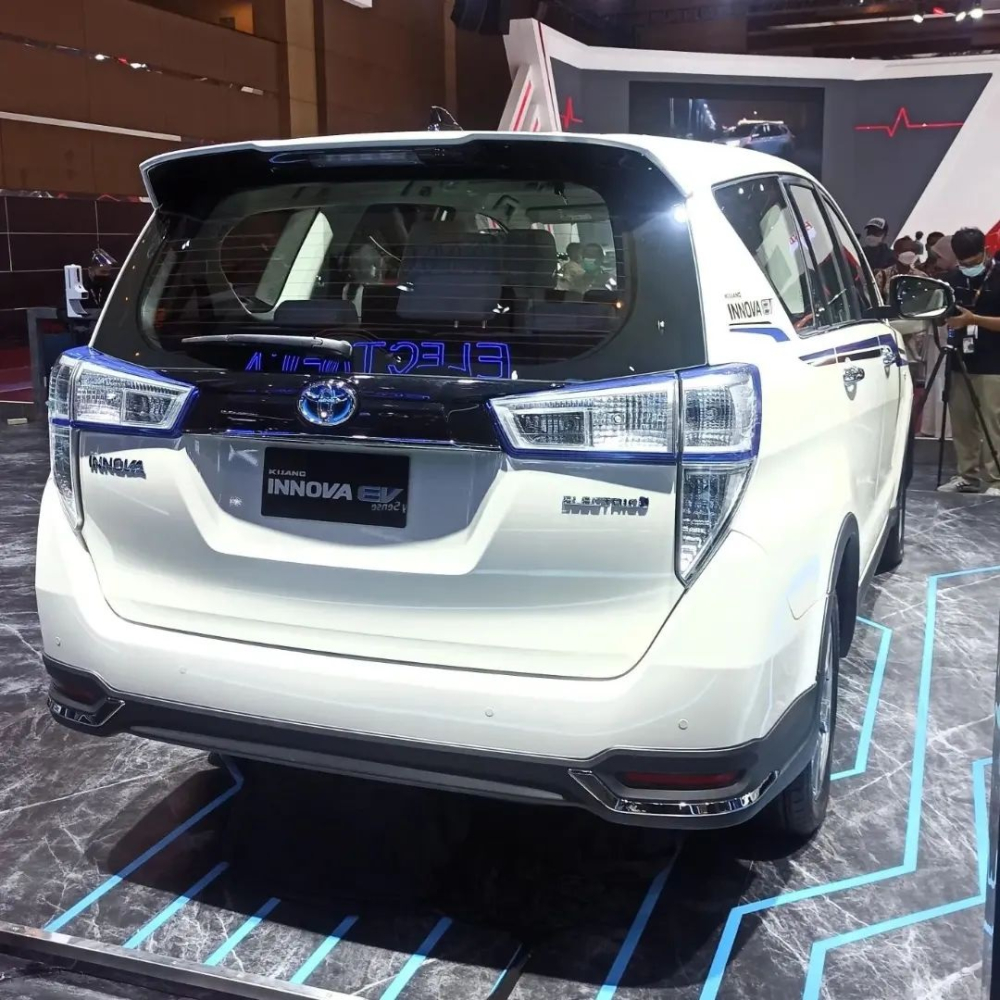 Toyota Innova EV nh&igrave;n từ ph&iacute;a sau