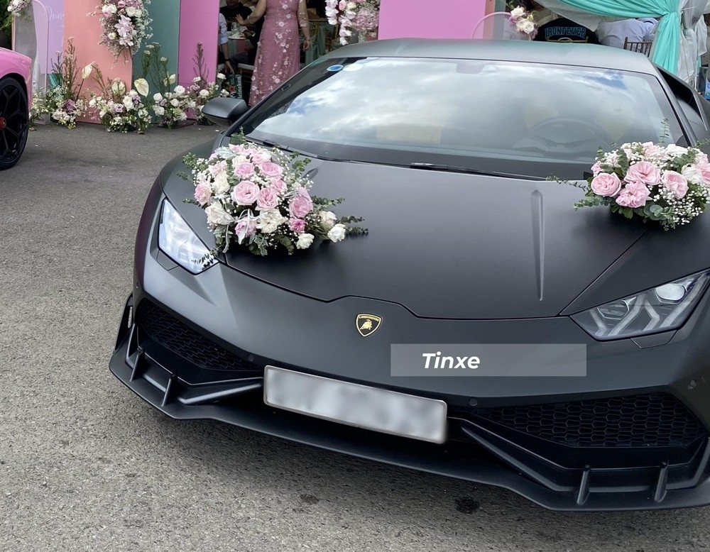 Chiếc siêu xe Lamborghini Huracan LP610-4 chính hãng có màu xám nhưng loại bóng không phải màu xám nhám được dán đề-can