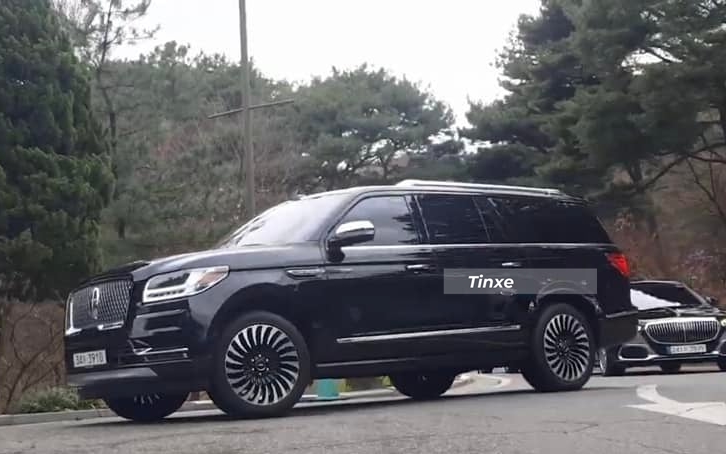 Một chiếc xe SUV hạng sang cỡ lớn Lincoln Navigator L Black Label 2022 xuất hiện tại đám cưới của cặp đôi tài tử làng điện ảnh xứ Hàn là Hyun Bin và Son Ye Jin. Theo sau còn có chiếc xe siêu sang Mercedes-Maybach S-Class. Một chiếc xe SUV hạng sang cỡ lớn Lincoln Navigator L Black Label 2022 xuất hiện tại đám cưới của cặp đôi tài tử làng điện ảnh xứ Hàn là Hyun Bin và Son Ye Jin. Theo sau còn có chiếc xe siêu sang Mercedes-Maybach S-Class.