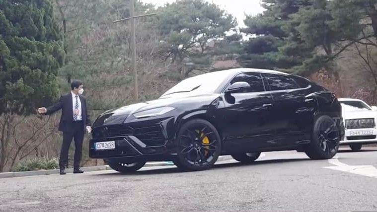 Nếu đã kể đến dòng xe SUV thì Lamborghini Urus phải nằm trong danh sách ưu tiên hàng đầu mua xe của các đại gia Hàn Quốc. Theo sau chiếc Lamborghini Urus còn có một chiếc xe siêu sang Rolls-Royce. Giá xe Lamborghini Urus tại đất nước Hàn chỉ từ 11 tỷ đồng, rẻ hơn phân nửa so với số tiền các đại gia Việt bỏ ra để tậu chiếc xe SUV đầu tiên của hãng xe Lamborghini. Nếu đã kể đến dòng xe SUV thì Lamborghini Urus phải nằm trong danh sách ưu tiên hàng đầu mua xe của các đại gia Hàn Quốc. Theo sau chiếc Lamborghini Urus còn có một chiếc xe siêu sang Rolls-Royce. Giá xe Lamborghini Urus tại đất nước Hàn chỉ từ 11 tỷ đồng, rẻ hơn phân nửa so với số tiền các đại gia Việt bỏ ra để tậu chiếc xe SUV đầu tiên của hãng xe Lamborghini.