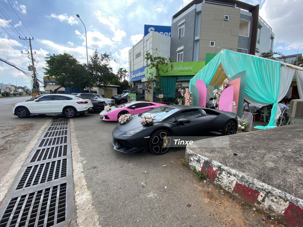 2 chiếc siêu xe Lamborghini chính hãng phải rất chật vật để tìm khách