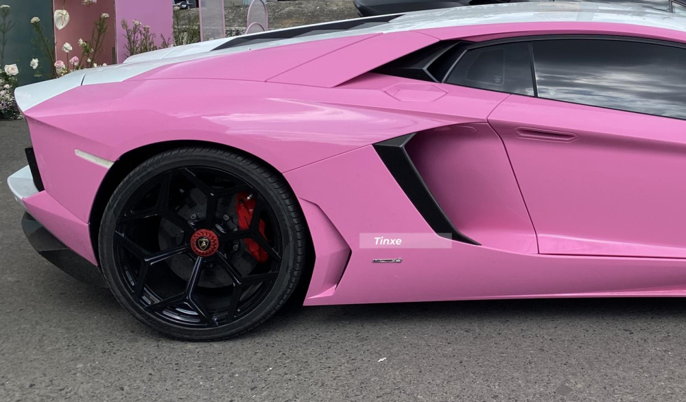 Hiện trạng siêu bò này chỉ giữ lại bộ mâm độ Vossen