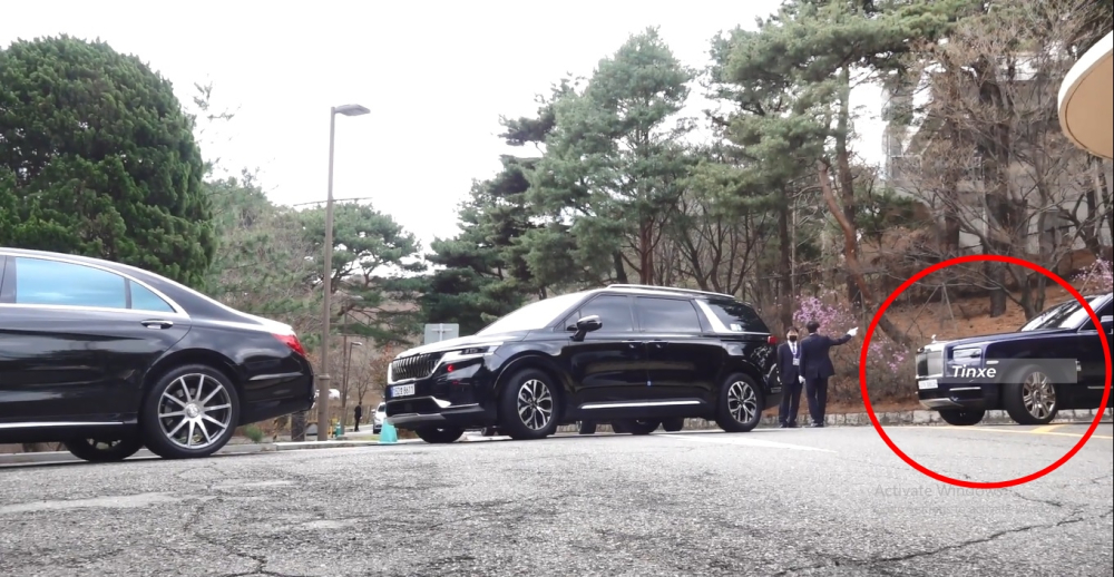 Chiếc SUV siêu sang Rolls-Roce Cullinan màu xanh đen cũng góp mặt trong đám cưới của 2 diễn viên chính Hạ Cánh Nơi Anh Chiếc SUV siêu sang Rolls-Roce Cullinan màu xanh đen cũng góp mặt trong đám cưới của 2 diễn viên chính Hạ Cánh Nơi Anh