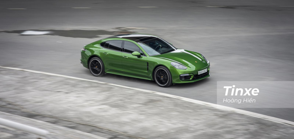 Các chuyên gia của Porsche rất biết chiều chuộng cảm xúc của những người đam mê Porsche Panamera. Các chuyên gia của Porsche rất biết chiều chuộng cảm xúc của những người đam mê Porsche Panamera.