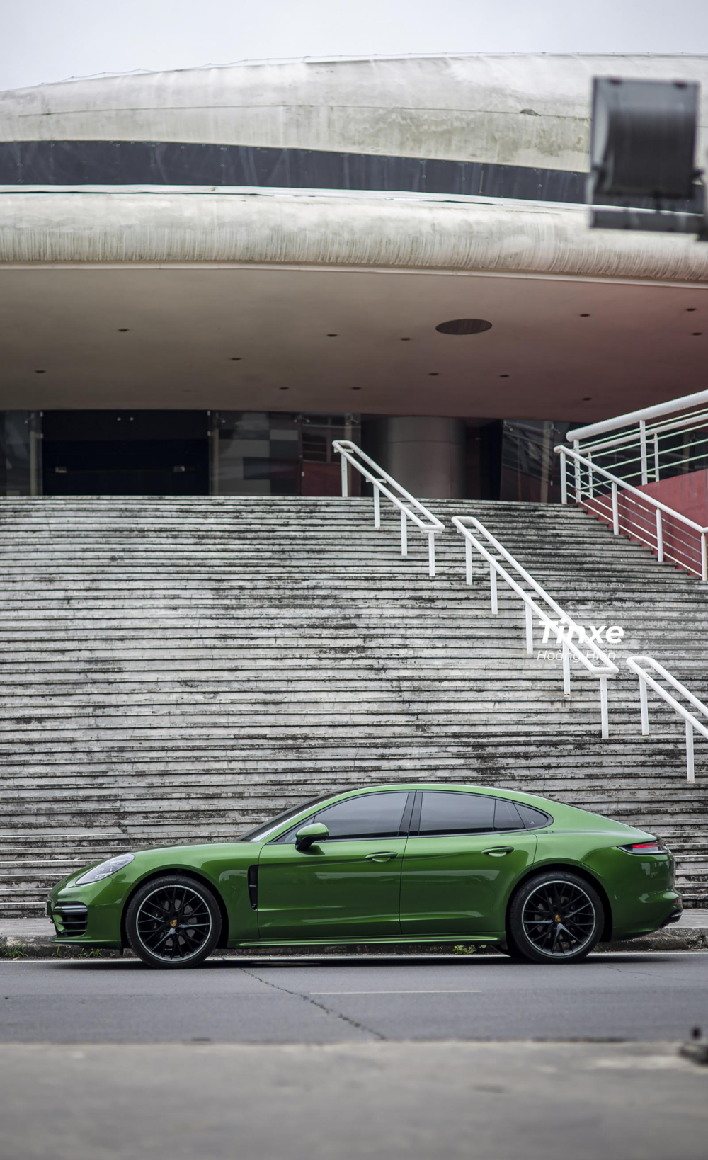 Sự cân đối trong thiết kế, tỉ lệ thân xe khiến Porsche Panamera luôn được các tín đồ mê xe yêu thích. Sự cân đối trong thiết kế, tỉ lệ thân xe khiến Porsche Panamera luôn được các tín đồ mê xe yêu thích.