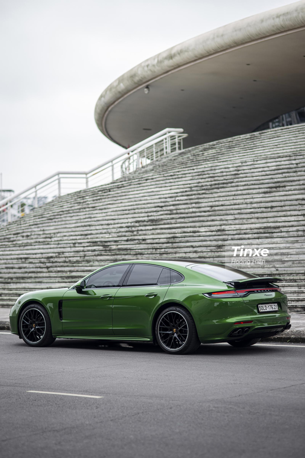 Vẻ đẹp của Porsche Panamera chưa bao giờ hết kích thích những người đam mê xe. Vẻ đẹp của Porsche Panamera chưa bao giờ hết kích thích những người đam mê xe.