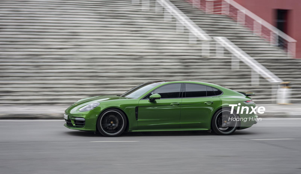 Porsche Panamera hiện có giá bán khoảng 5,3 tỉ đồng chưa bao gồm các tuỳ chọn cá nhân hoá. Porsche Panamera hiện có giá bán khoảng 5,3 tỉ đồng chưa bao gồm các tuỳ chọn cá nhân hoá.