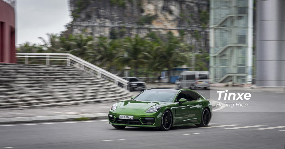 Porsche Panamera dễ dàng thu hút ánh nhìn của nhiều người khi di chuyển trên đường. Porsche Panamera dễ dàng thu hút ánh nhìn của nhiều người khi di chuyển trên đường.