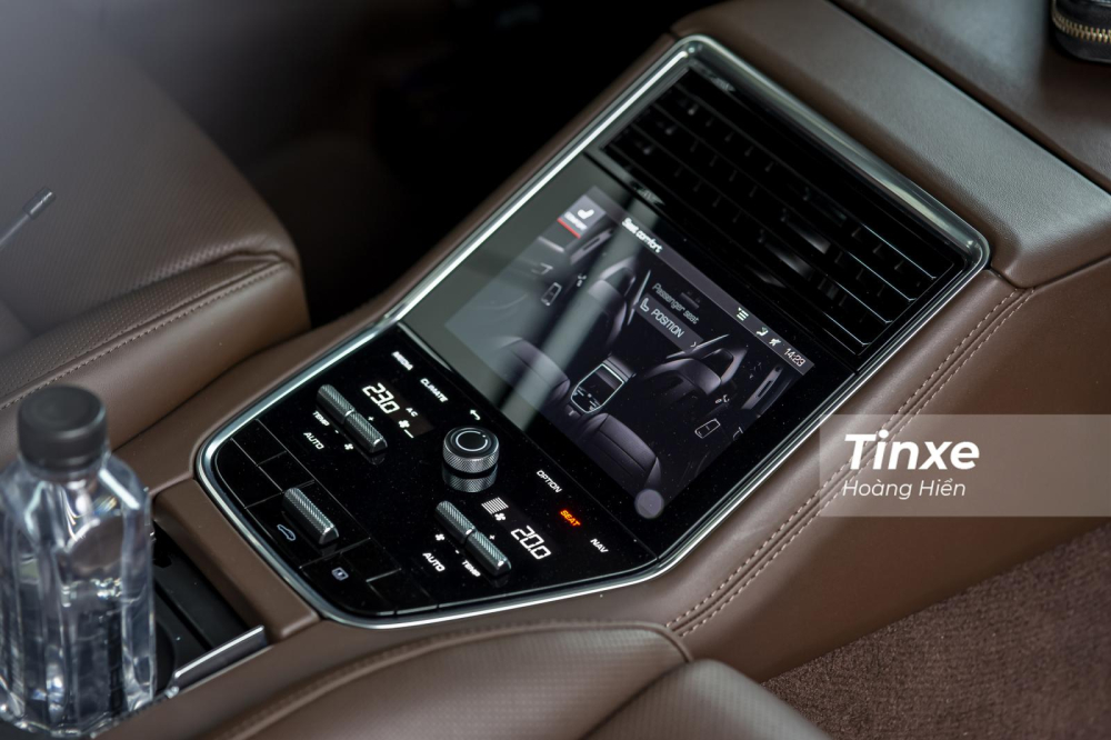 Những tiện nghi, thoải mái bên trong Porsche Panamera là không thể chối cãi. Những tiện nghi, thoải mái bên trong Porsche Panamera là không thể chối cãi.