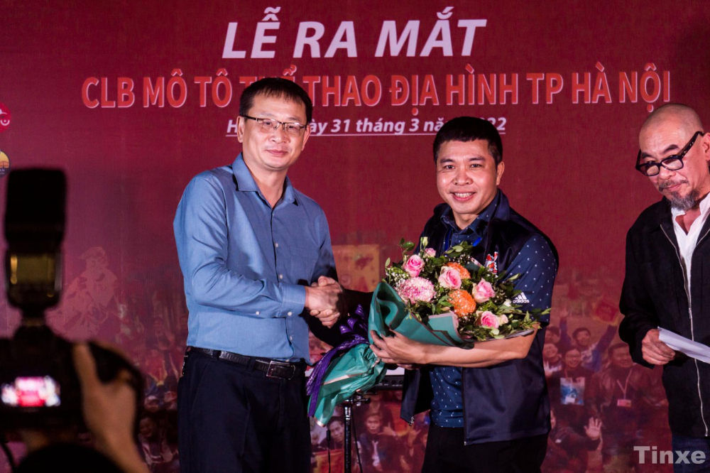 Li&ecirc;n đo&agrave;n trao quyết định cho chủ tịch CLB &ocirc;ng Trần Đ&igrave;nh Cường