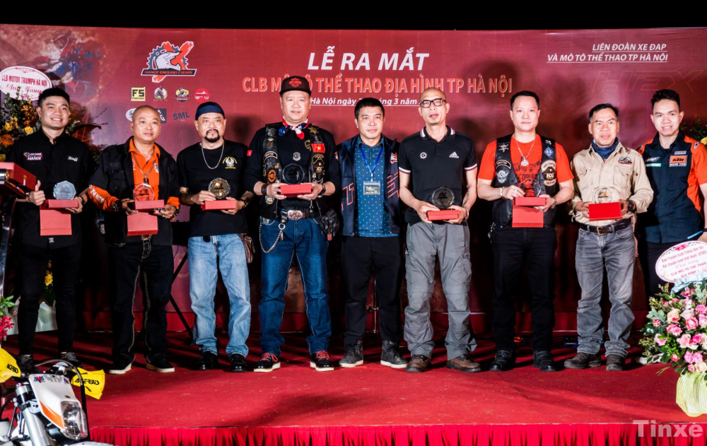 Đại diện của c&aacute;c hội nh&oacute;m, nh&atilde;n h&agrave;ng tham gia buổi ra mắt nhận kỉ niệm chương