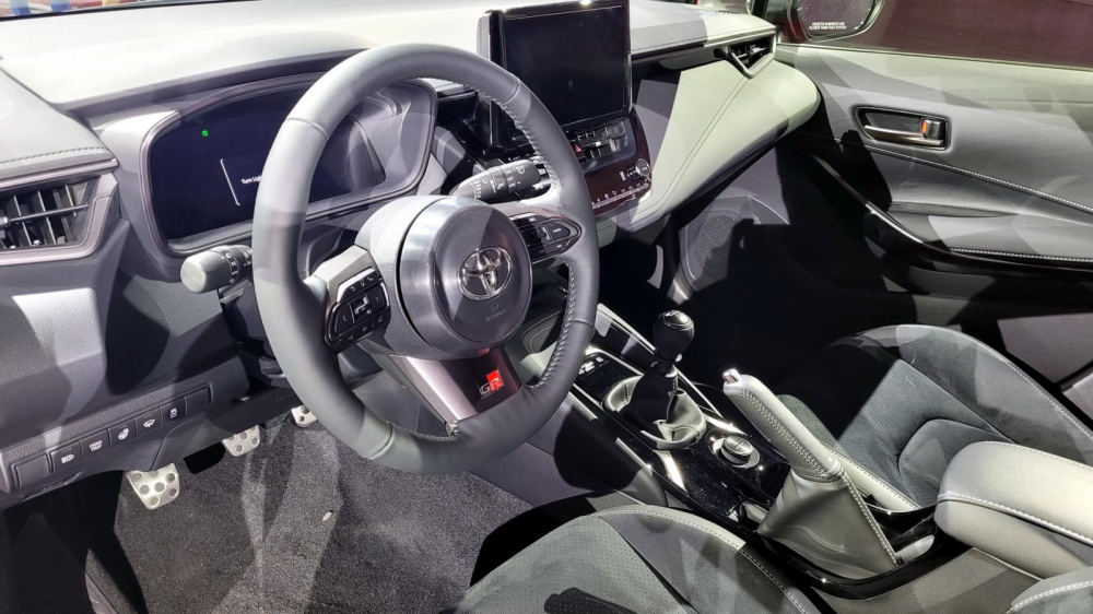 Nội thất b&ecirc;n trong Toyota GR Corolla 2023