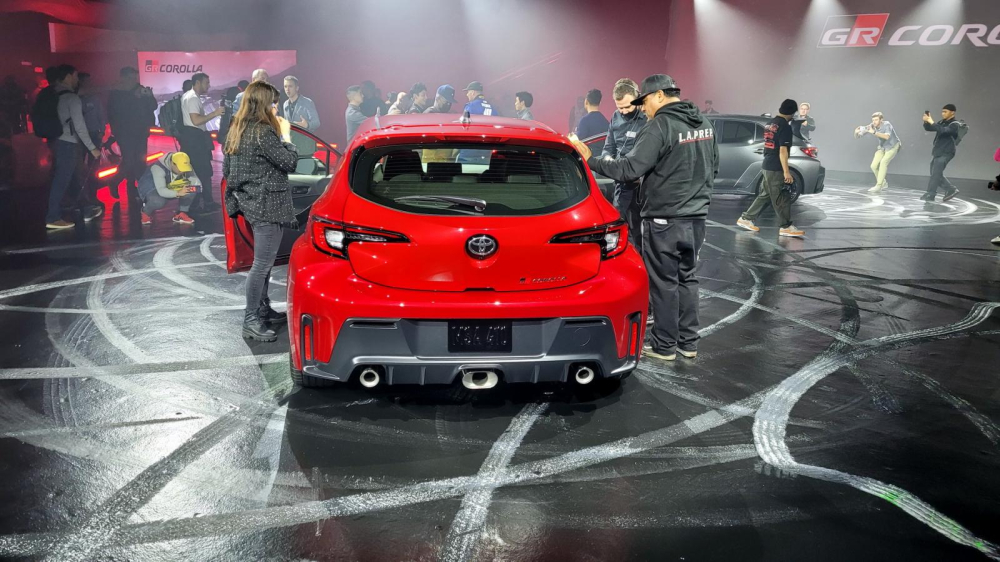 Toyota GR Corolla 2023 nh&igrave;n từ ph&iacute;a sau