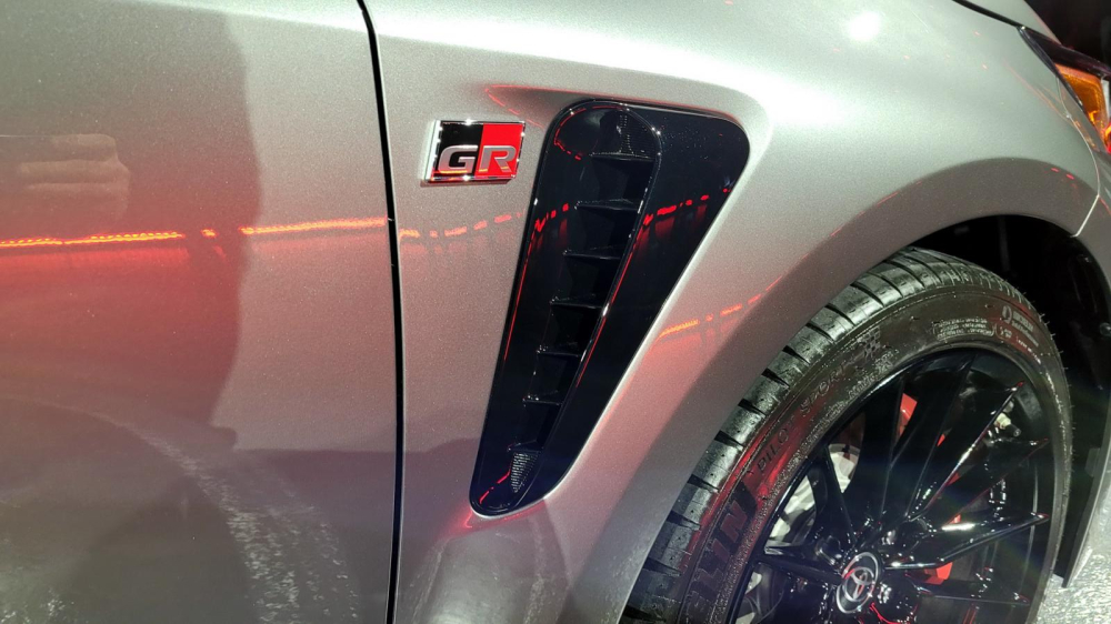 Khe gi&oacute; sau chắn b&ugrave;n trước v&agrave; logo GR của Toyota GR Corolla 2023