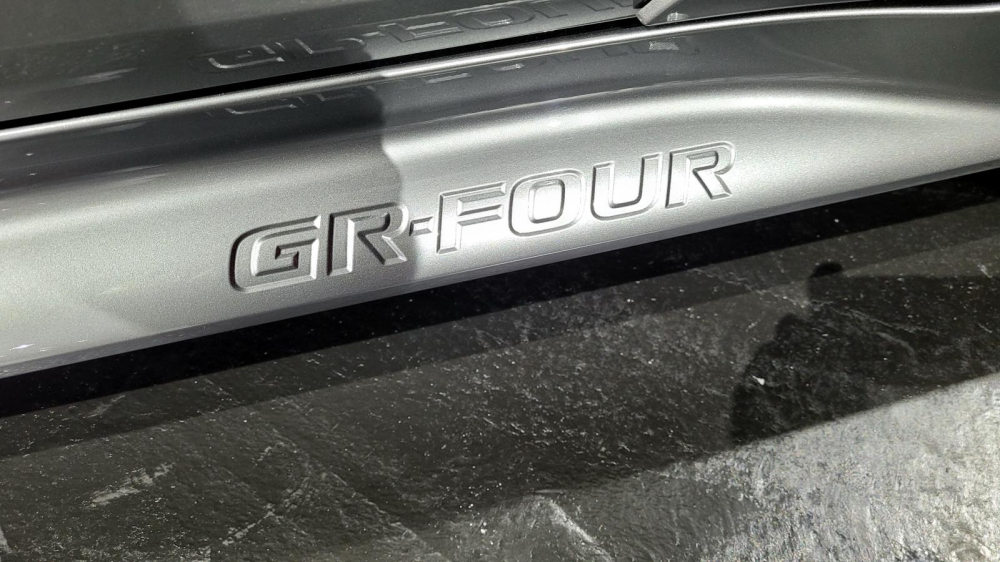C&aacute;nh lướt gi&oacute; b&ecirc;n sườn với logo GR-Four của Toyota GR Corolla 2023
