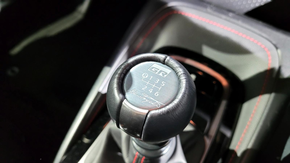 Cần số với chữ k&yacute; của chủ tịch Toyota của Toyota GR Corolla Circuit Edition 2023
