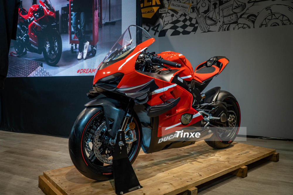 Th&ocirc;ng tin 1 trong 500 chiếc xe m&ocirc; t&ocirc; giới hạn Ducati Superleggera V4 được sản xuất tr&ecirc;n to&agrave;n thế giới đ&atilde; c&oacute; từ 1 năm trước nhưng tin tức về chủ nh&acirc;n của xe chỉ ở dạng phỏng đo&aacute;n. V&agrave; đến tối h&ocirc;m qua, Minh Nhựa đ&iacute;ch thực l&agrave; người đ&atilde; chi ra số tiền rất khủng để sở hữu xe Ducati Superleggera V4.