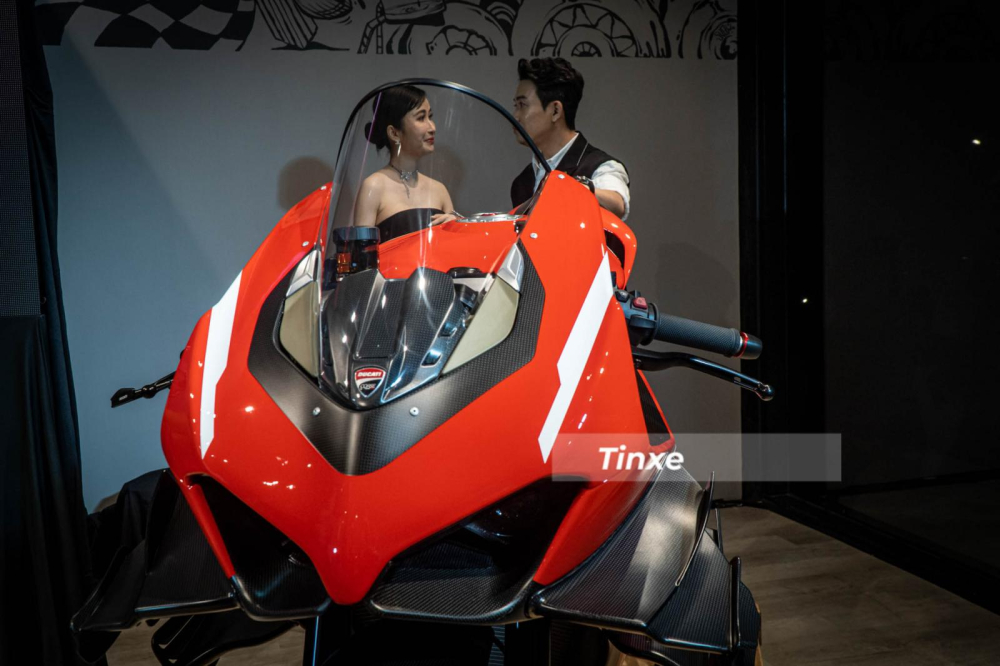 V&agrave;o tối h&ocirc;m qua, ng&agrave;y 31 th&aacute;ng 3 năm 2022, mọi t&acirc;m điểm của giới biker trong nước đổ dồn về m&agrave;n ra mắt si&ecirc;u phẩm m&ocirc; t&ocirc; ph&acirc;n khối lớn Ducati Superleggera V4 d&agrave;nh cho kh&aacute;ch h&agrave;ng Việt. Trước giờ G diễn ra, doanh nh&acirc;n Phạm Trần Nhật Minh đ&atilde; xuất hiện v&agrave; ai cũng ngầm hiểu đ&acirc;y ch&iacute;nh l&agrave; chủ nh&acirc;n của xe Ducati Superleggera V4 đầu ti&ecirc;n v&agrave; duy nhất tại dải đất h&igrave;nh chữ S nay. 