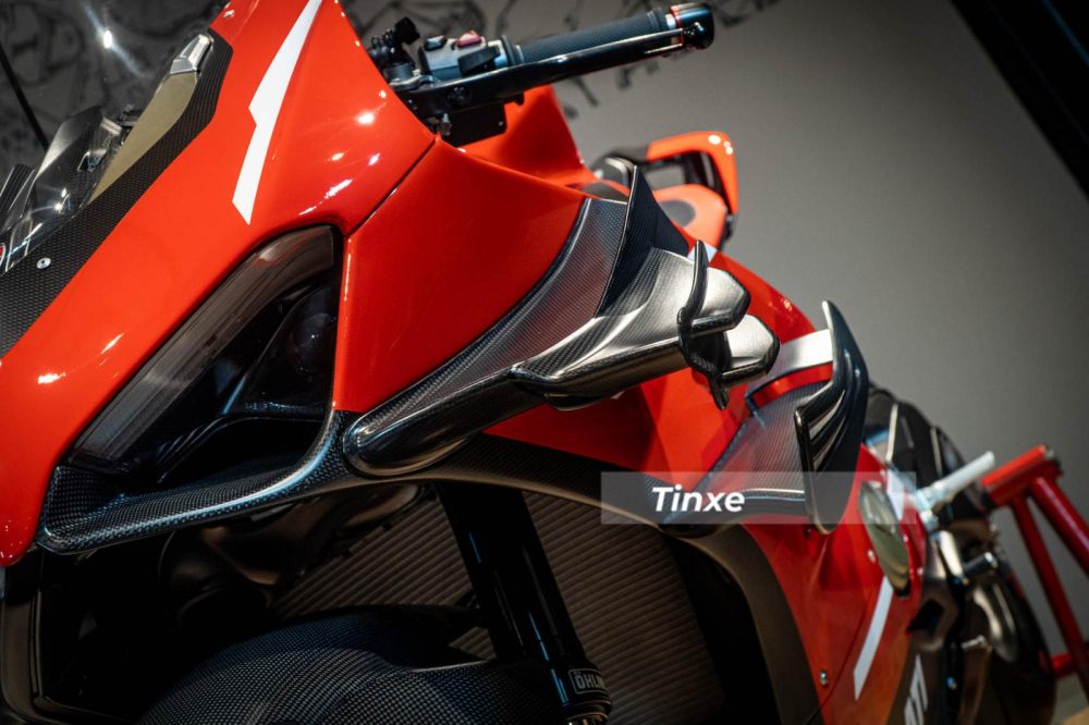 Phần mặt tiền của xe Ducati Superleggera V4 g&acirc;y ấn tượng với d&agrave;n c&aacute;nh gi&oacute; kh&iacute; động học t&acirc;n tiến được l&agrave;m ho&agrave;n to&agrave;n từ carbon. Chi tiết n&agrave;y đ&atilde; mang đến sự c&aacute; t&iacute;nh v&agrave; hung dữ cho mẫu superbike đầu bảng nh&agrave; Ducati. Chưa hết, hệ thống đ&egrave;n LED mới, k&iacute;nh chắn gi&oacute; kiểu c&aacute;ch, ốp đ&egrave;n hay hay v&egrave; chắn b&ugrave;ng bằng carbon cũng l&agrave; điểm nhấn của Ducati Superleggera V4 mới v&agrave;o đội h&igrave;nh xe nh&agrave; Minh Nhựa.
